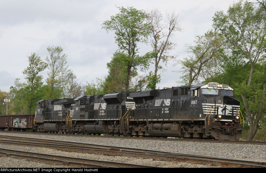 NS 8067 leads train M35 towards the signals at Aycock